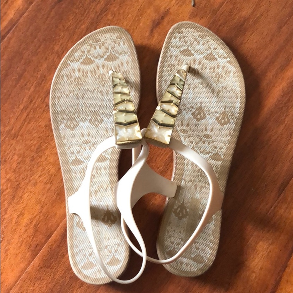 Thong flats with topside stones